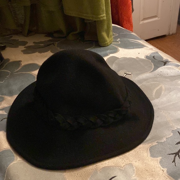 Black winter hat nice style - Picture 2 of 8